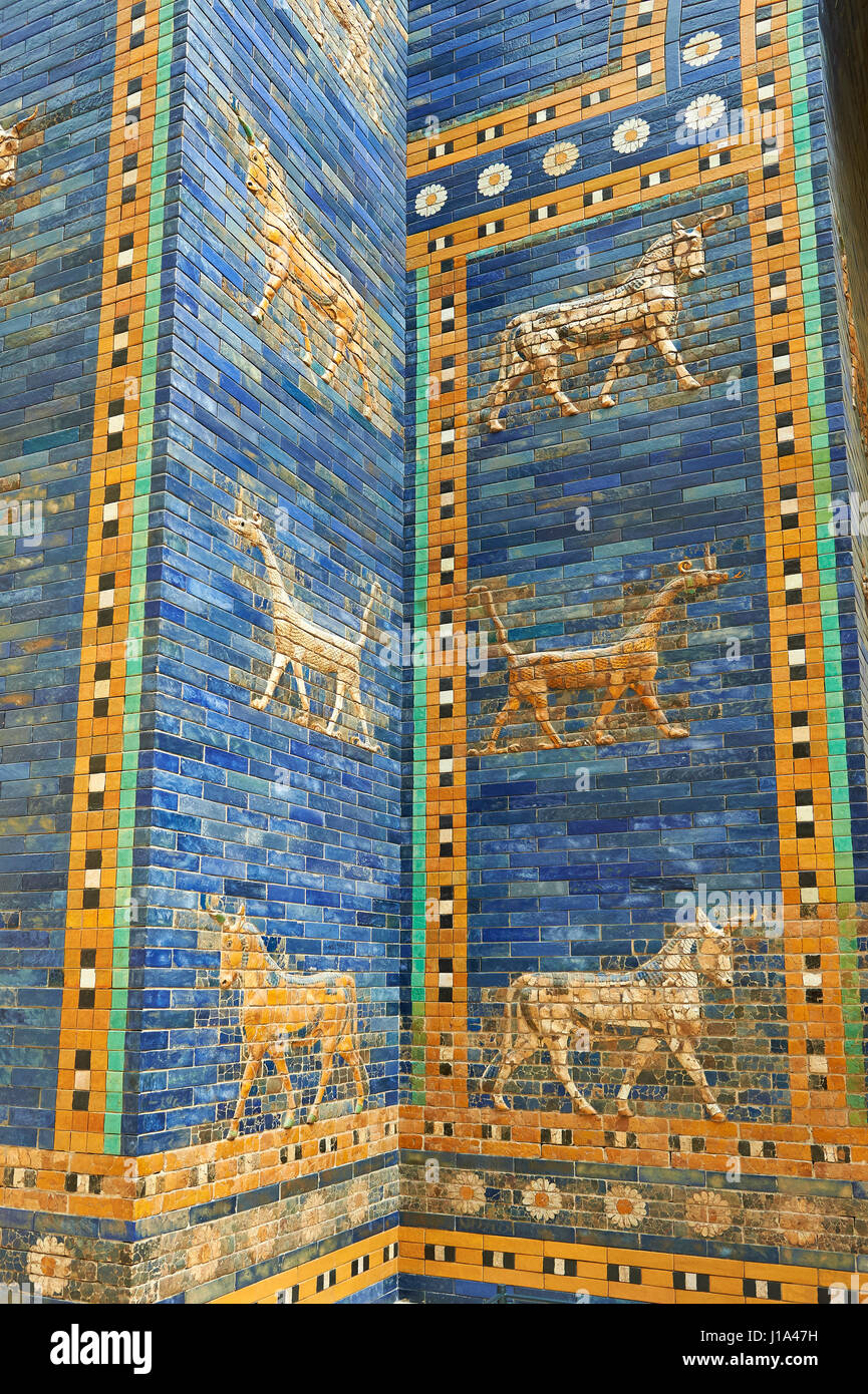 Vetri colorati pannelli di mattoni della facciata del primo minore Ishtar Gate, Babilonia, risalente al 604-562 A.C. Babilonia (attuale Iraq). La Ishtar Foto Stock