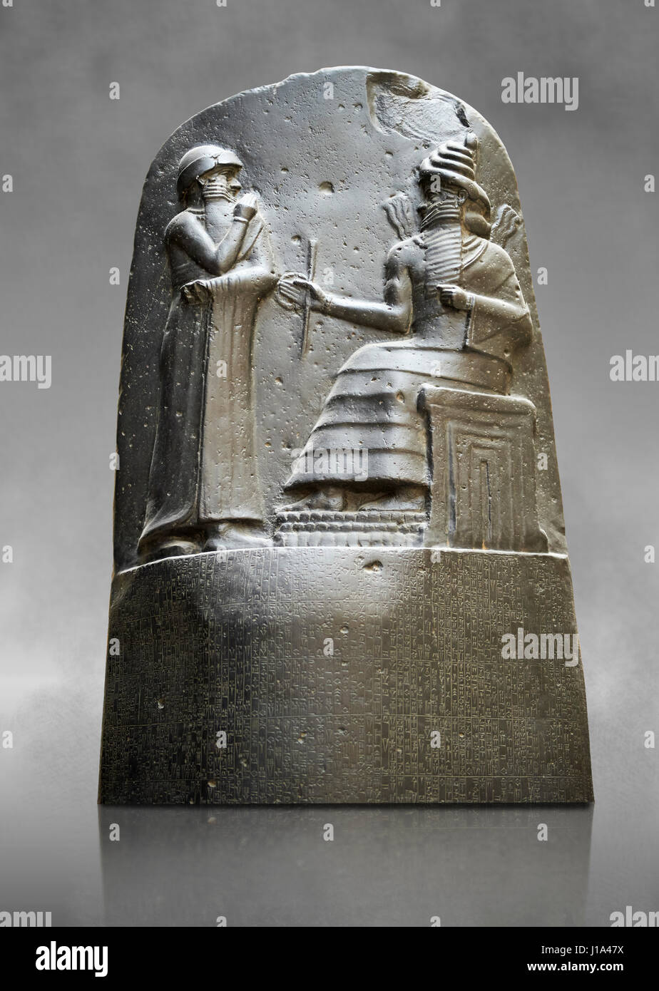 Hammurabi babilonese a bassorilievo in pietra scultura. Hammurabi era il sesto Amorreo re di Babilonia dal 1792 A.C. al 1750 BC . Hammurabi (in piedi), raffigurata Foto Stock