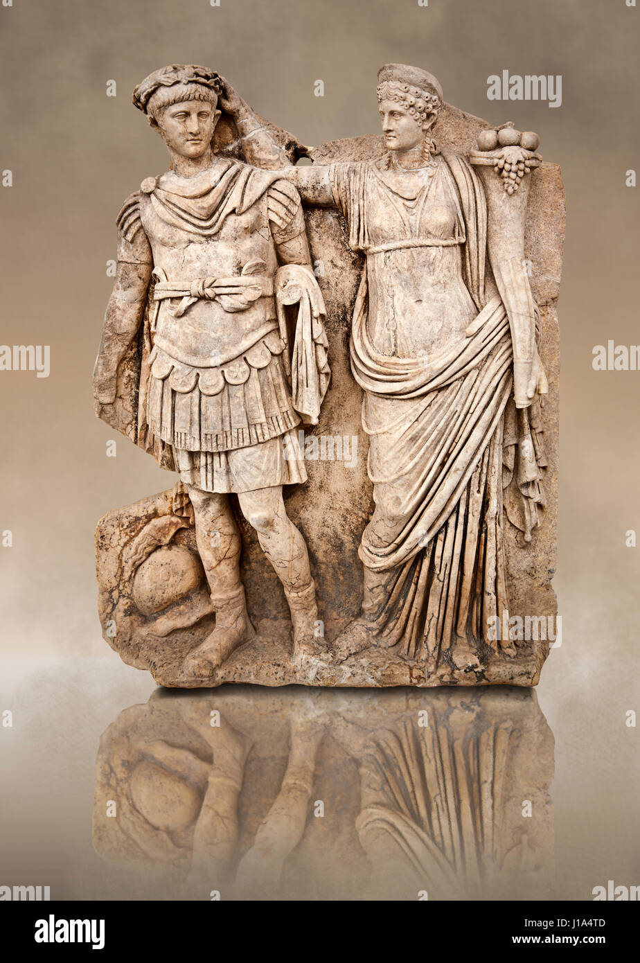 Tempio romano scultura limitatrice di Tiberio viene incoronata da Andreia, Aphrodisias museo, Aphrodisias, Turchia. La dea drapped figura è pensato per Foto Stock