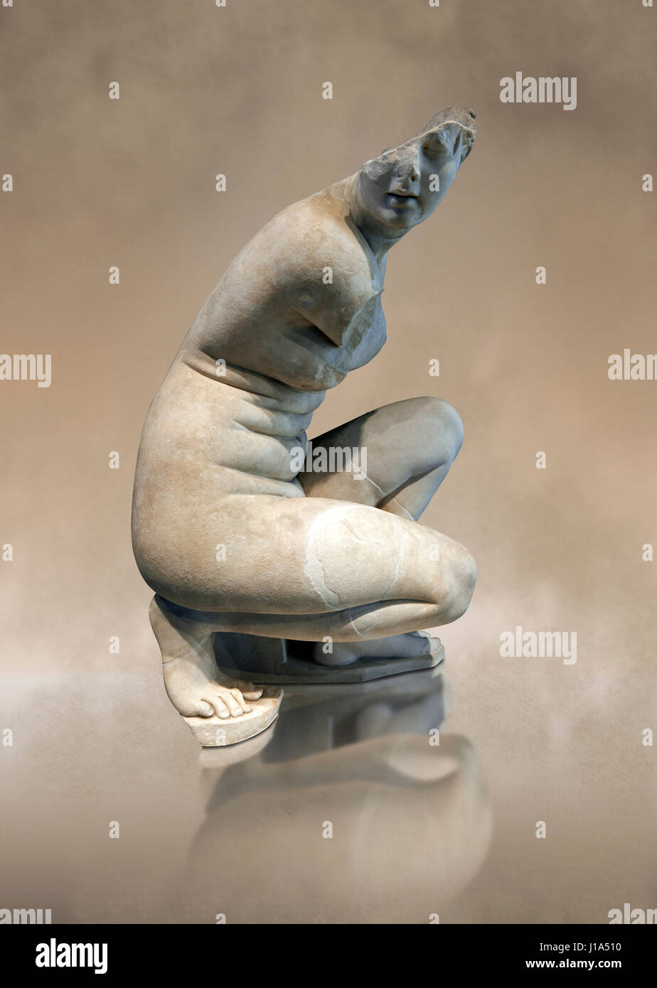 Aphrodite accovacciati mentre la balneazione. La dea di amore Afrodite, Venere per i Romani è rappresentato accovacciato mentre la balneazione, Musei Capitolini di Roma Foto Stock