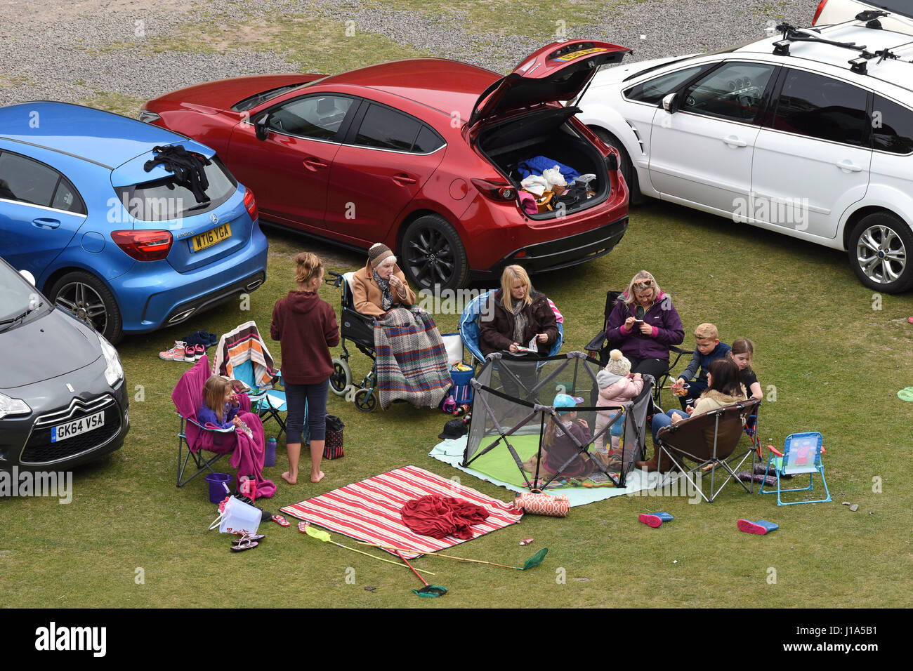 Picnic in famiglia in cardatura Mill Valley in Shropshire Regno Unito Foto Stock