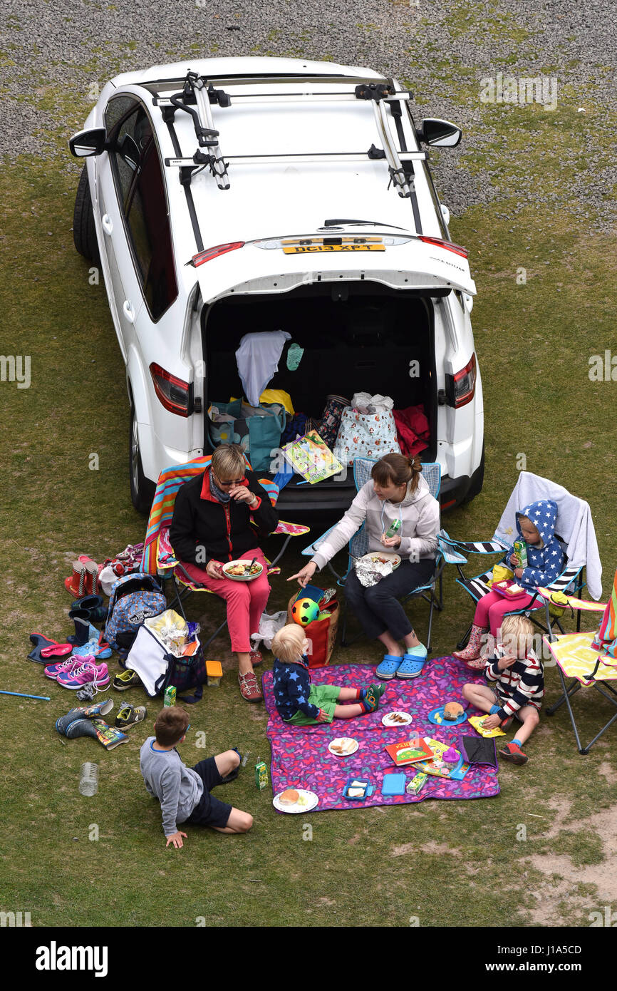 Picnic in famiglia in cardatura Mill Valley in Shropshire Regno Unito Foto Stock
