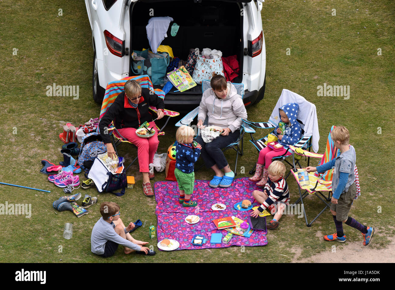 Picnic in famiglia in cardatura Mill Valley in Shropshire Regno Unito Foto Stock