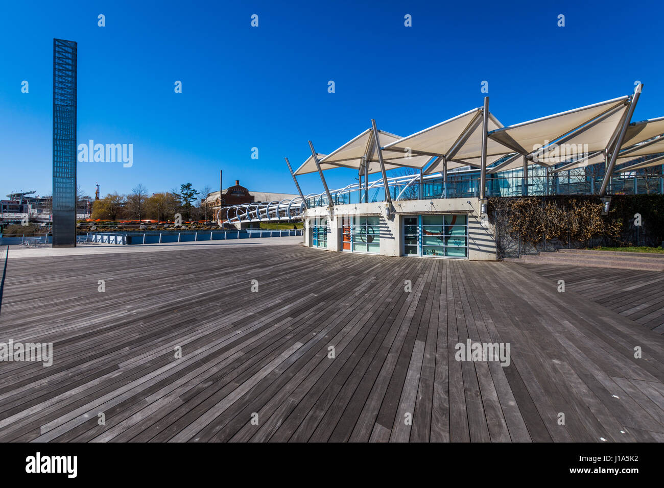 Anacostia Riverwalk trail in DC in un giorno chiaro Foto Stock