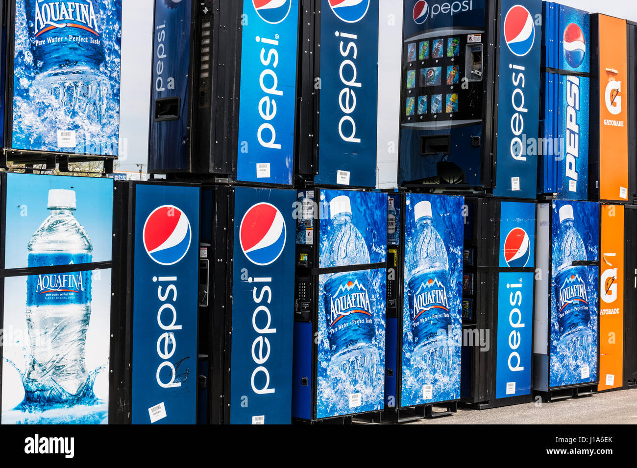 Fort Wayne - Circa Aprile 2017: Pepsi-cola e PepsiCo distributori automatici in attesa di riparazione. Pepsi è uno dei più grandi produttori di bevande nel mondo II Foto Stock