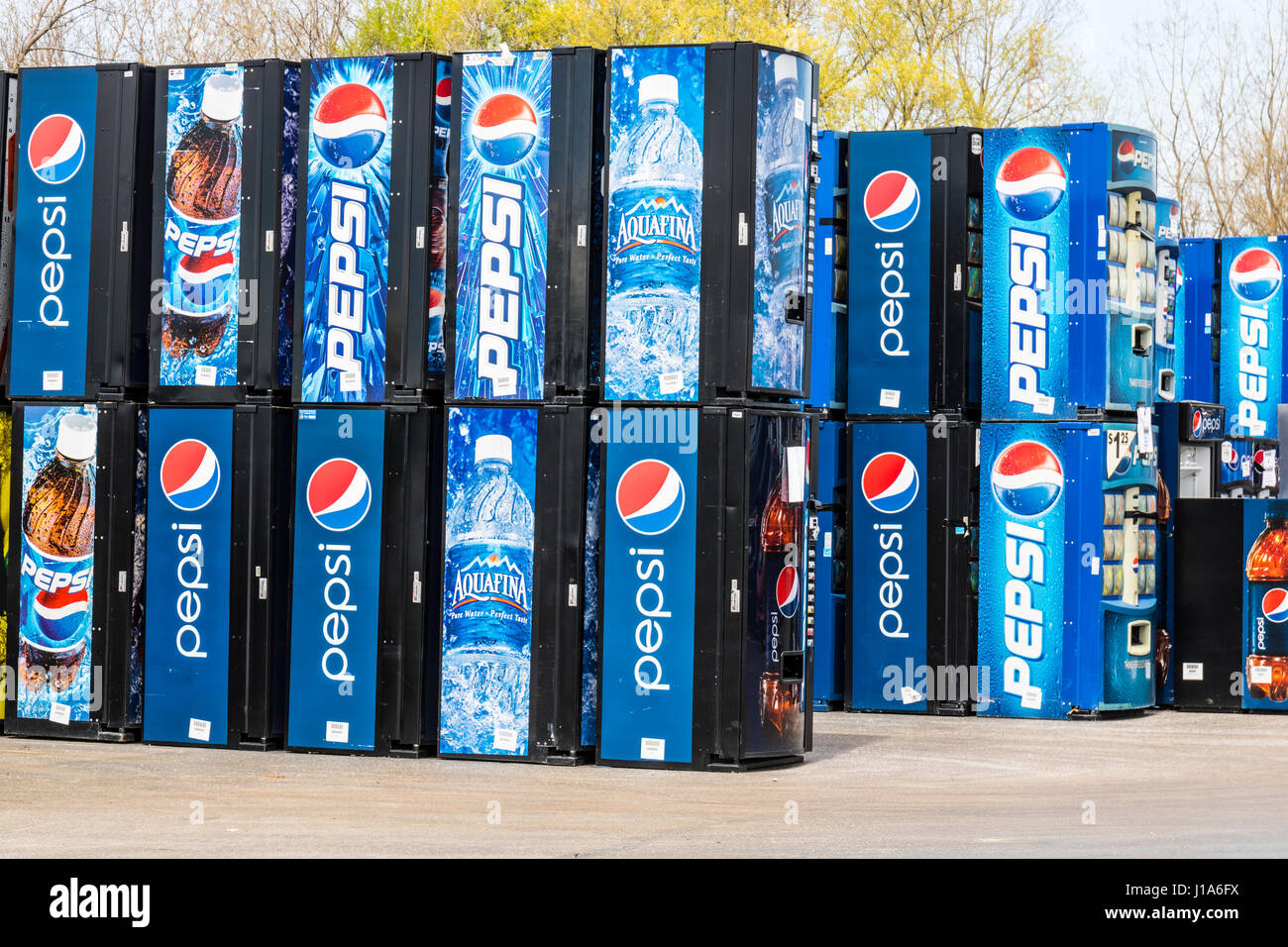 Fort Wayne - Circa Aprile 2017: Pepsi-cola e PepsiCo distributori automatici in attesa di riparazione. Pepsi è uno dei più grandi produttori di bevande nel mondo IV Foto Stock