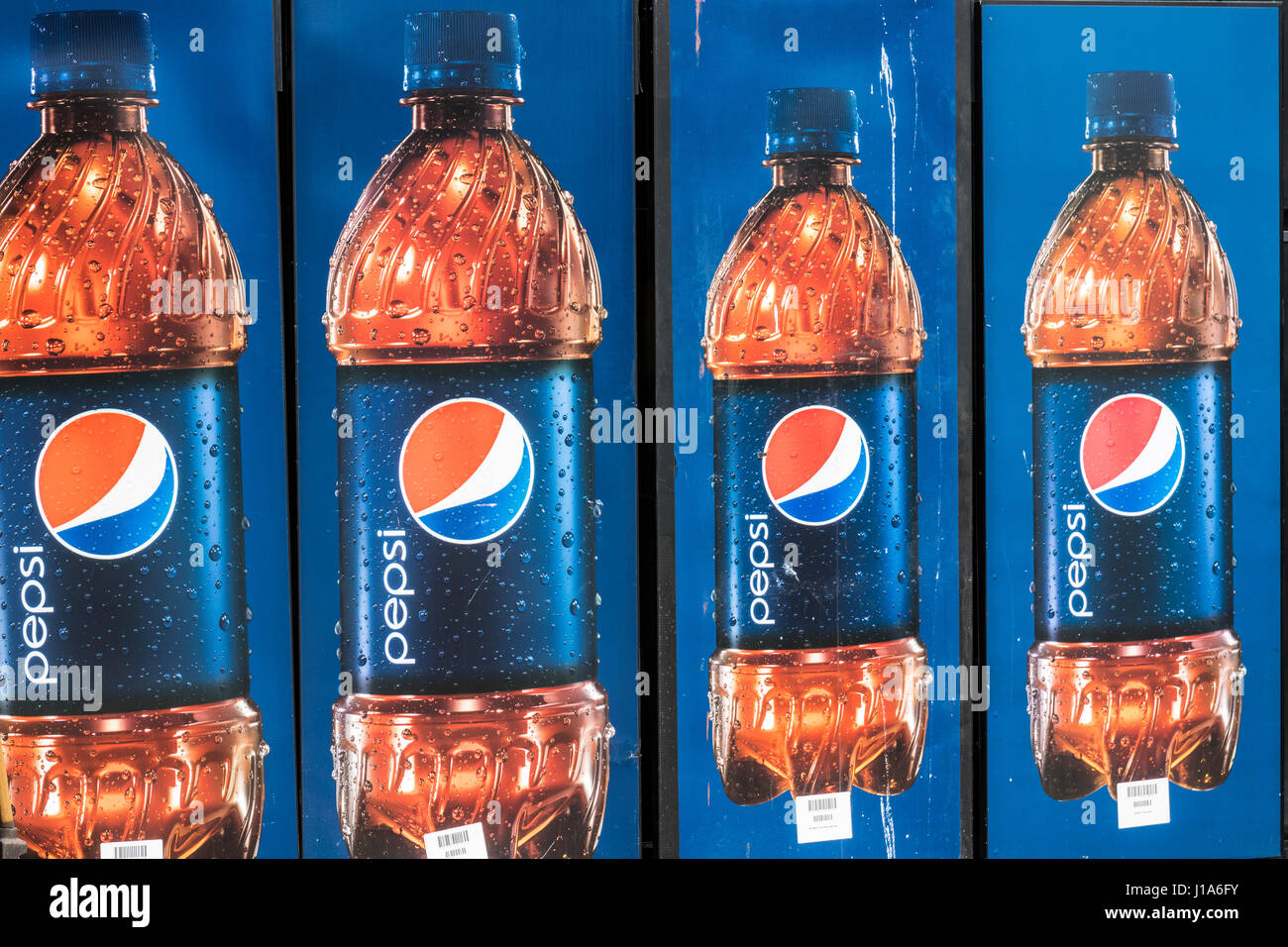 Fort Wayne - Circa Aprile 2017: Pepsi-cola e PepsiCo distributori automatici in attesa di riparazione. Pepsi è uno dei più grandi produttori di bevande in tutto il mondo ho Foto Stock