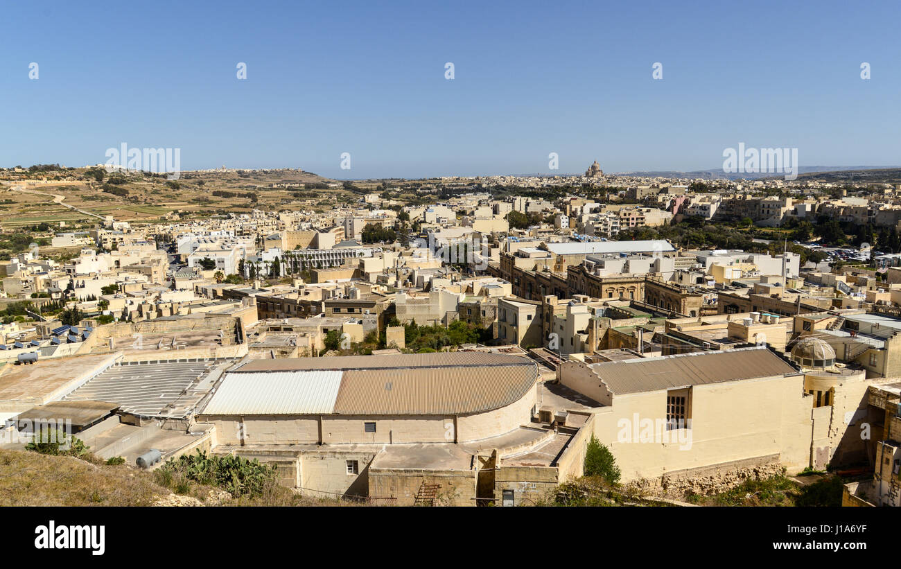 Vista guardando verso est verso Xewkija dalla cittadella di Victoria a Gozo, Malta Foto Stock