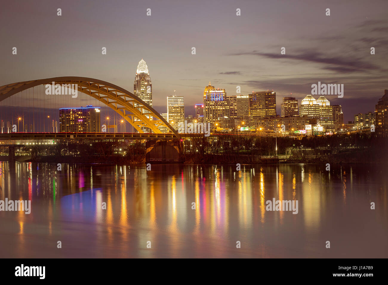 Fotografia di Cincinnati, Ohio, Stati Uniti d'America. Immagine appena dopo il tramonto. Il fiume Ohio è in primo piano e il Dan C Barba bridge è a sinistra. Foto Stock
