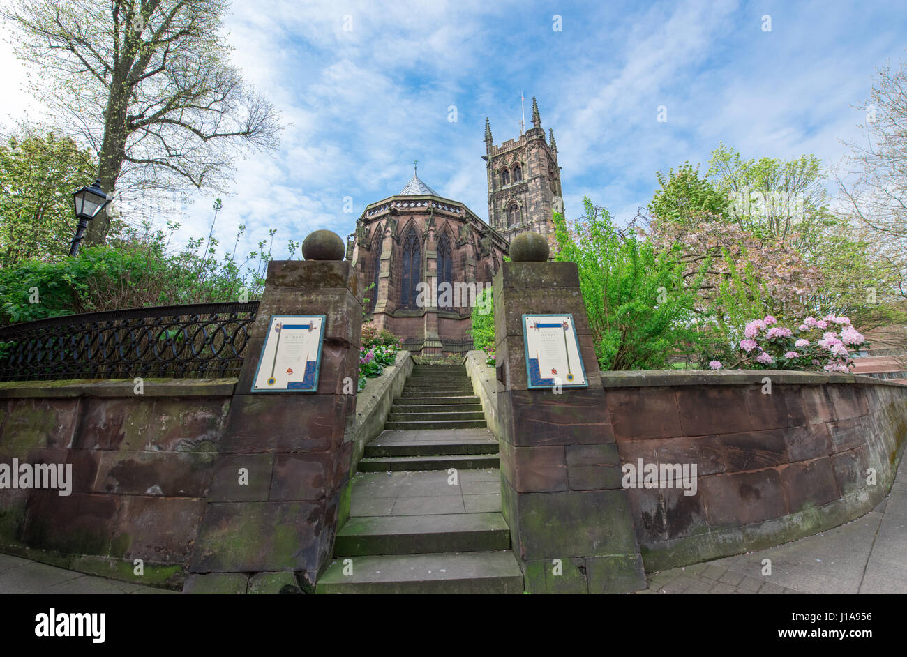 Ampio angolo di visione su una giornata di primavera di San Pietro Chiesa Collegiata di Wolverhampton con il consiglio della città ha uffici in background con il blu del cielo. Foto Stock