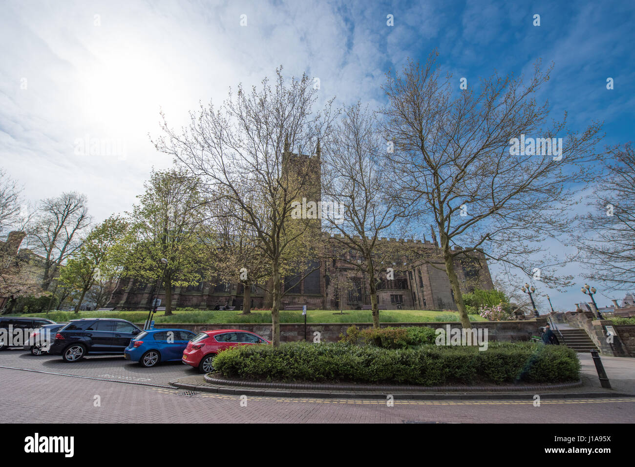 Vista su di una giornata di primavera di San Pietro Chiesa Collegiata di Wolverhampton con il consiglio della città ha uffici in background con il blu del cielo. Foto Stock