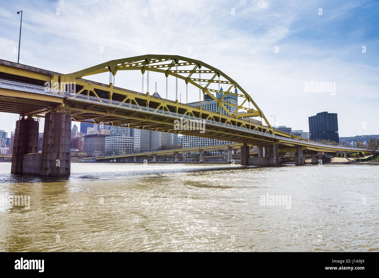 Skyline di Pittsburgh, in Pennsylvania, e Allegheny sbarco da attraverso il Fiume Allegheny Foto Stock