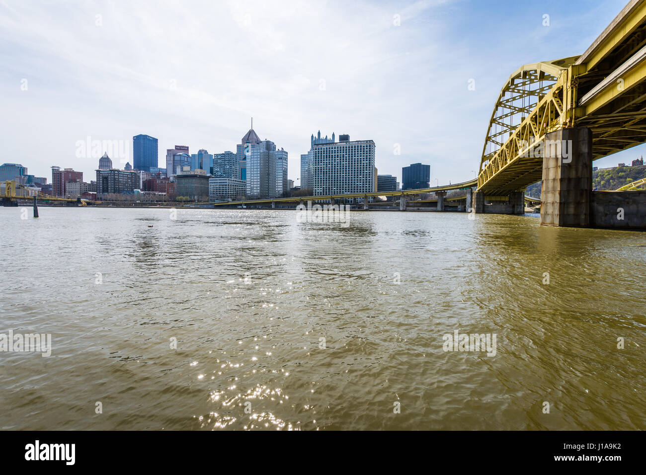 Skyline di Pittsburgh, in Pennsylvania, e Allegheny sbarco da attraverso il Fiume Allegheny Foto Stock