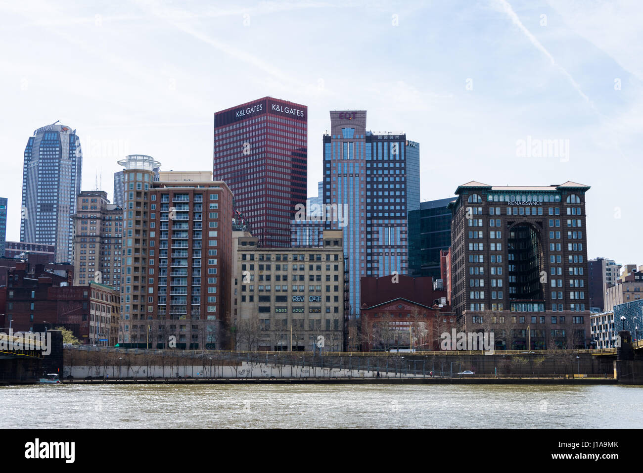 Skyline di Pittsburgh, in Pennsylvania, e Allegheny sbarco da attraverso il Fiume Allegheny Foto Stock