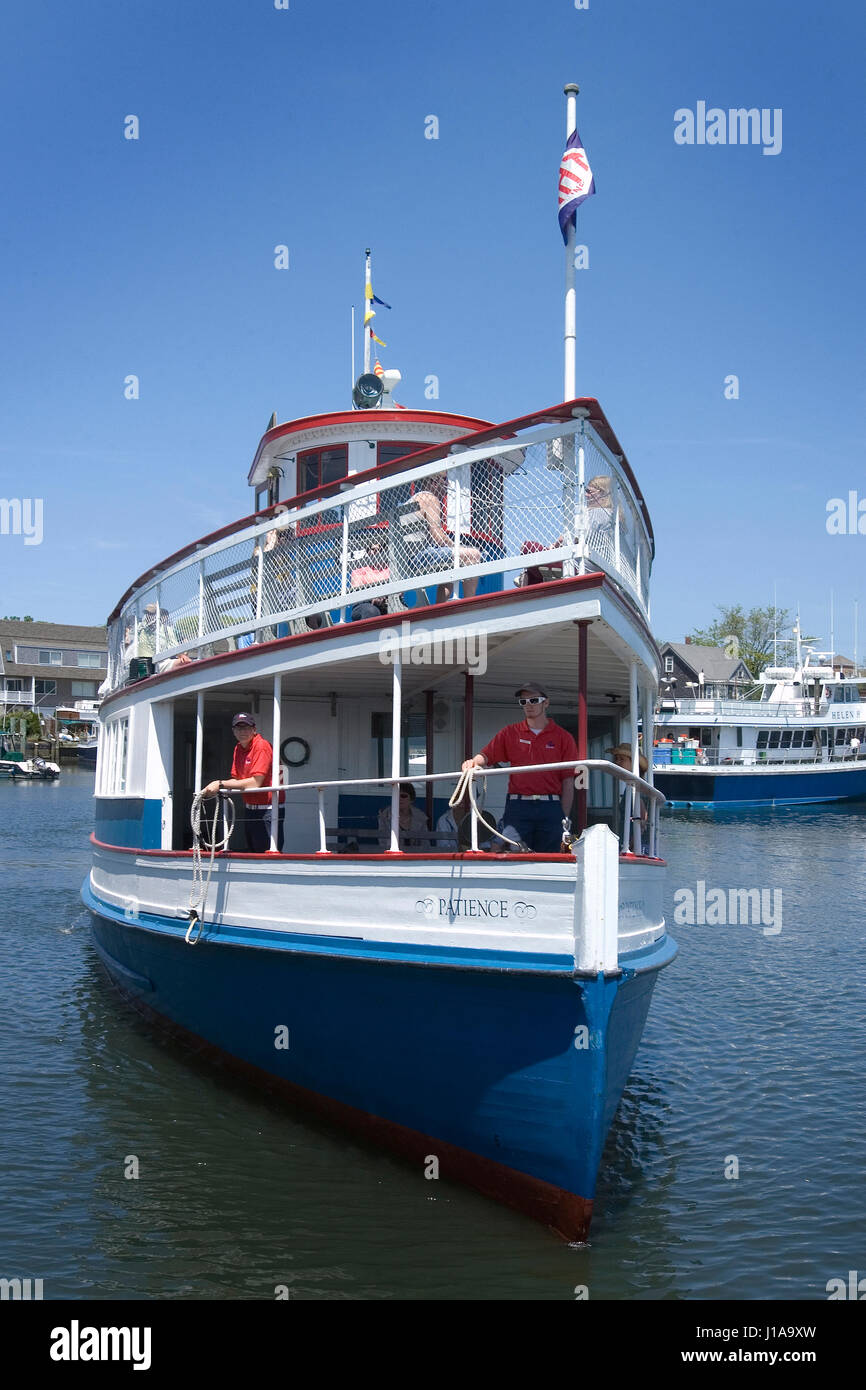 MV pazienza - Si avvicina il dock in Hyannis Harbor a prelevare i passeggeri per un tour del porto. La pazienza è una storica nave costruita nel Maine Foto Stock