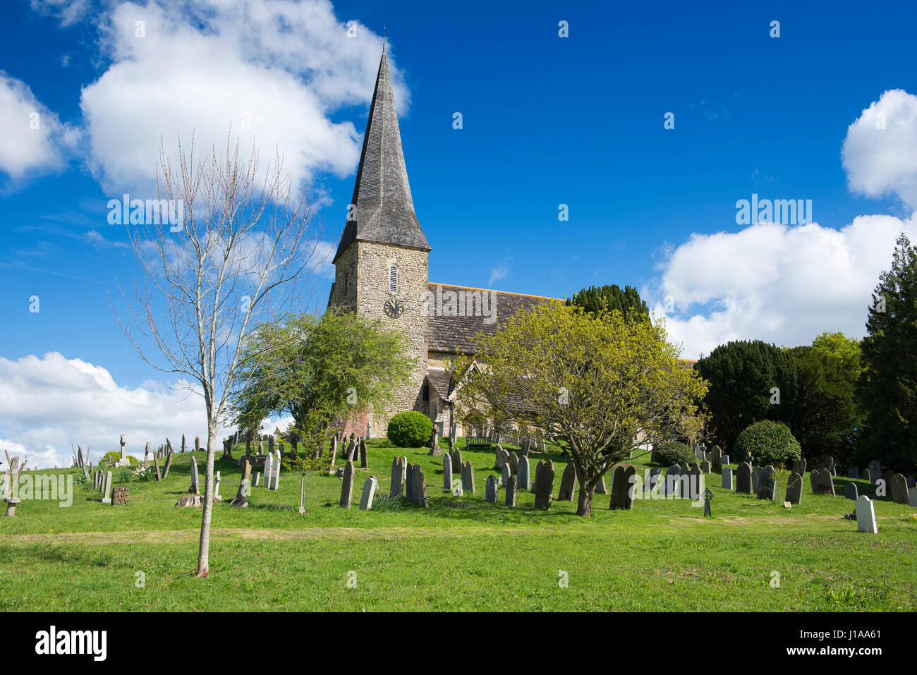 La chiesa parrocchiale di San Pietro Ad Vincula nel villaggio di Wisborough Green su una soleggiata mattina di primavera, West Sussex, Regno Unito Foto Stock