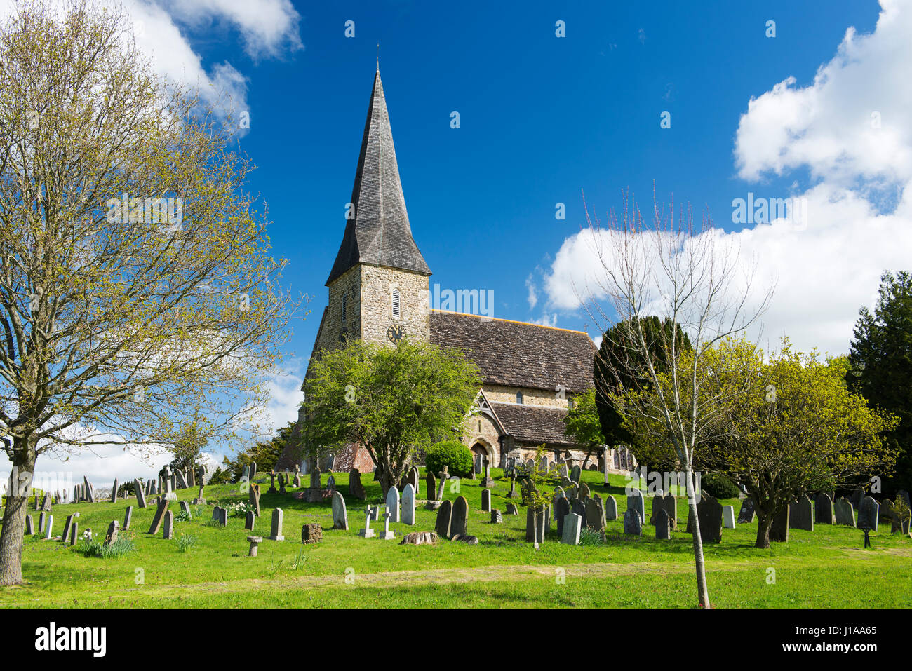 La chiesa parrocchiale di San Pietro Ad Vincula nel villaggio di Wisborough Green su una soleggiata mattina di primavera, West Sussex, Regno Unito Foto Stock