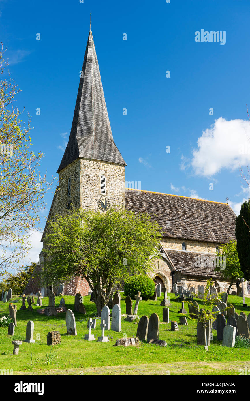 La chiesa parrocchiale di San Pietro Ad Vincula nel villaggio di Wisborough Green su una soleggiata mattina di primavera, West Sussex, Regno Unito Foto Stock