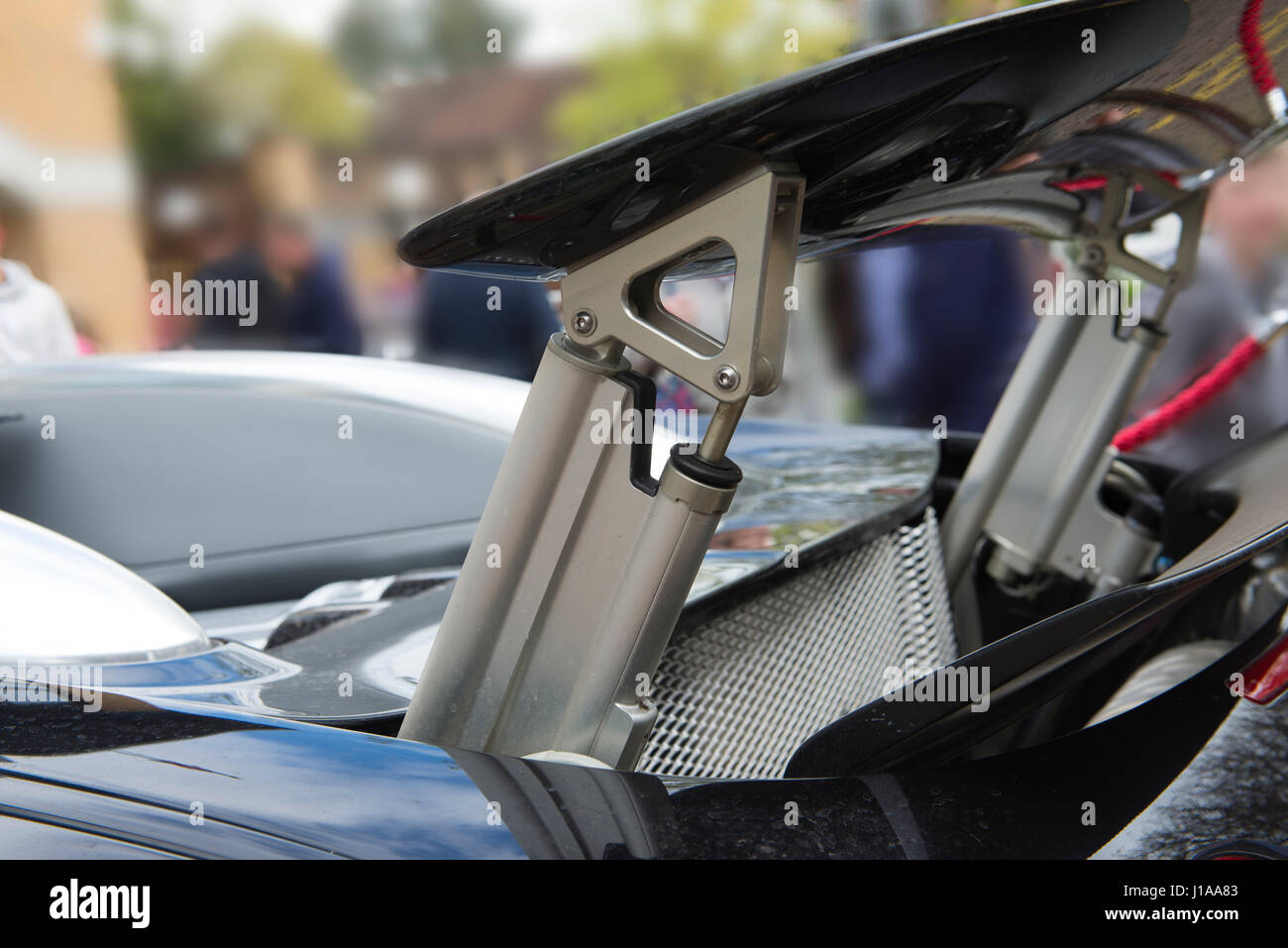 Dettaglio del parafango posteriore meccanismo della £1,3m Bugatti Veyron hypercar Foto Stock Dettaglio del parafango posteriore meccanismo della £1,3m Bugatti Veyron hypercar Foto Stock