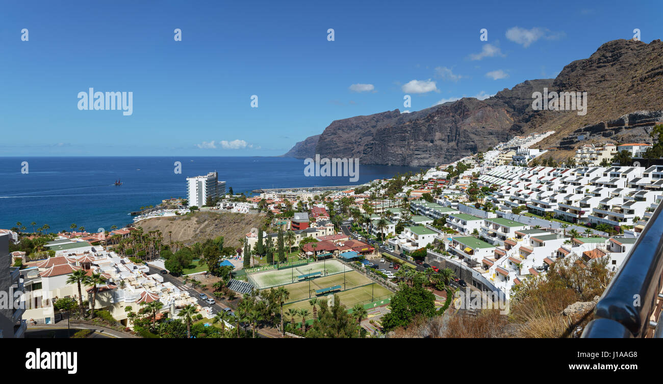 Pomeriggio Vista panoramica di Los Gigantes, Gigantes scogliere e oceano dal punto di vista sulla Quinta Avenue Centanario, isola di Tenerife, Isole Canarie, Spagna. Foto Stock