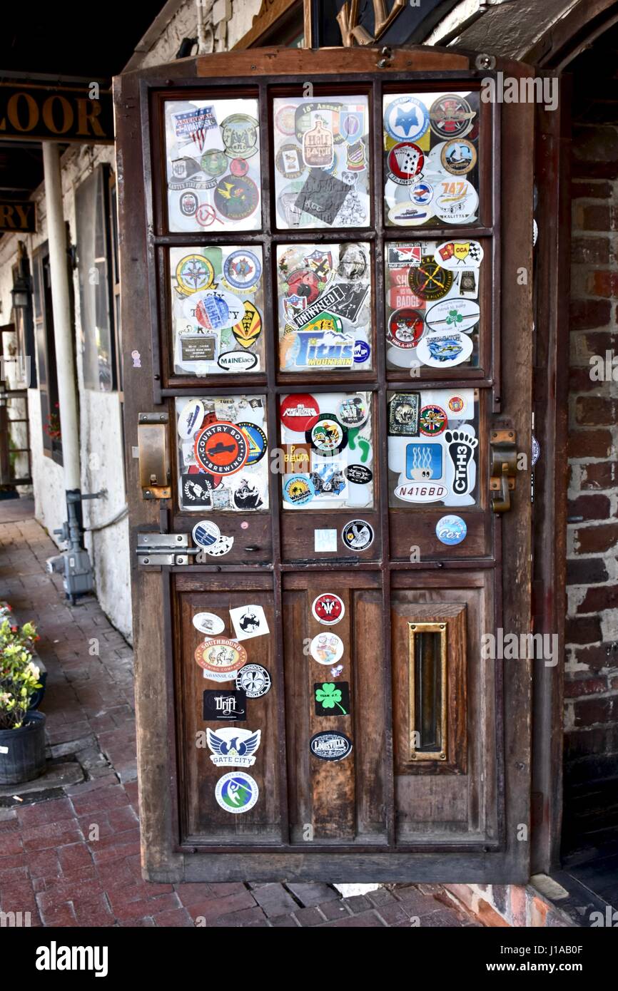 Vecchia Taverna porta in un pub irlandese Foto Stock