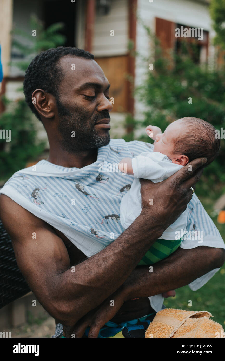 Padre con figlio Bambino fra le braccia Foto Stock