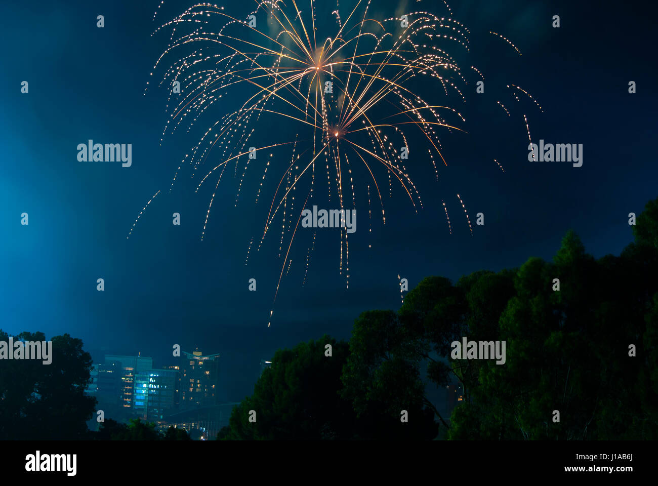 Opere di fuoco sopra la città di CBD di Adelaide, Australia Meridionale Vigilia di Capodanno da Montefiore Hill dalla visione delle luci di un monumento e Adelaide Oval. Foto Stock