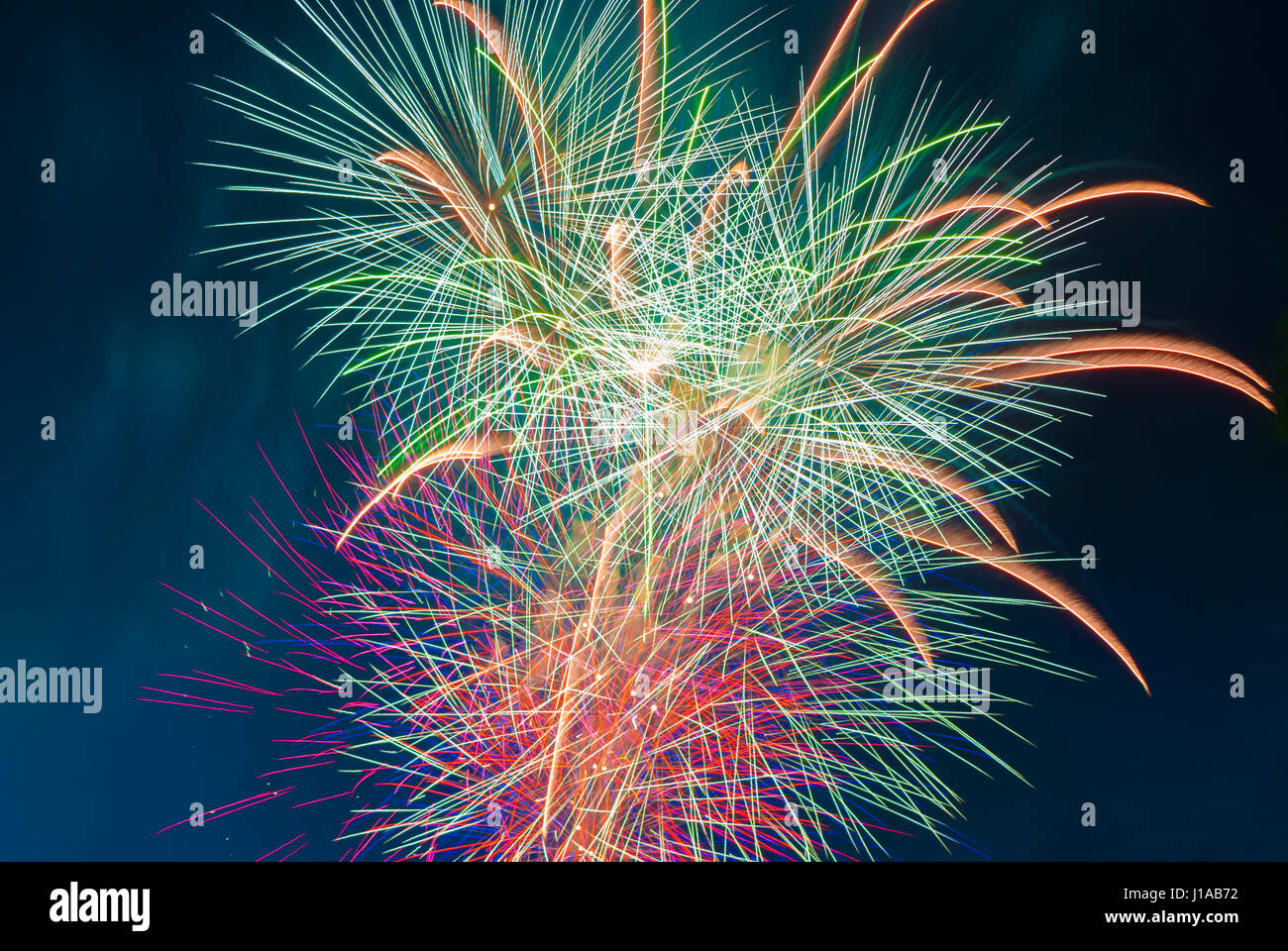 Opere di fuoco sopra la città di CBD di Adelaide, Australia Meridionale Vigilia di Capodanno da Montefiore Hill dalla visione delle luci di un monumento e Adelaide Oval. Foto Stock