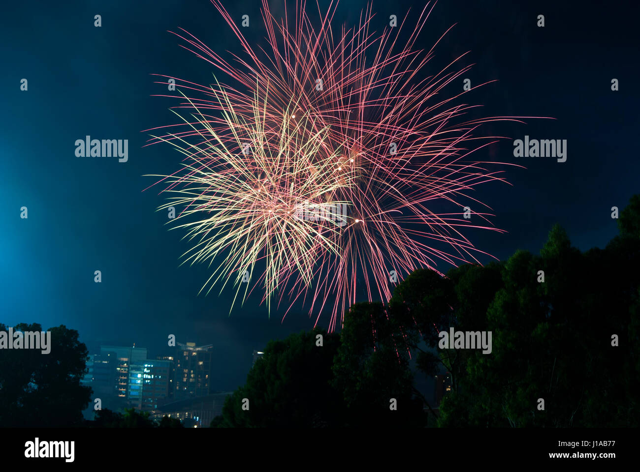 Opere di fuoco sopra la città di CBD di Adelaide, Australia Meridionale Vigilia di Capodanno da Montefiore Hill dalla visione delle luci di un monumento e Adelaide Oval. Foto Stock
