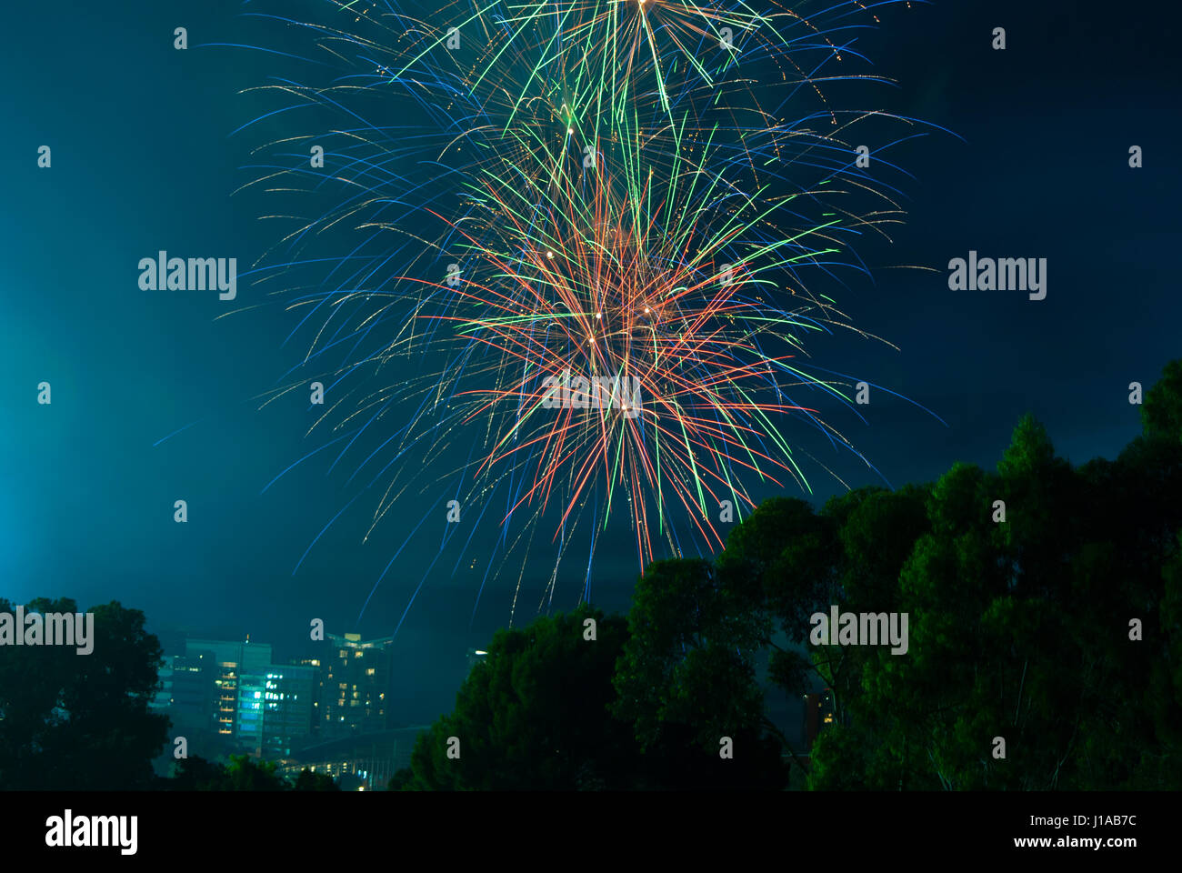 Opere di fuoco sopra la città di CBD di Adelaide, Australia Meridionale Vigilia di Capodanno da Montefiore Hill dalla visione delle luci di un monumento e Adelaide Oval. Foto Stock