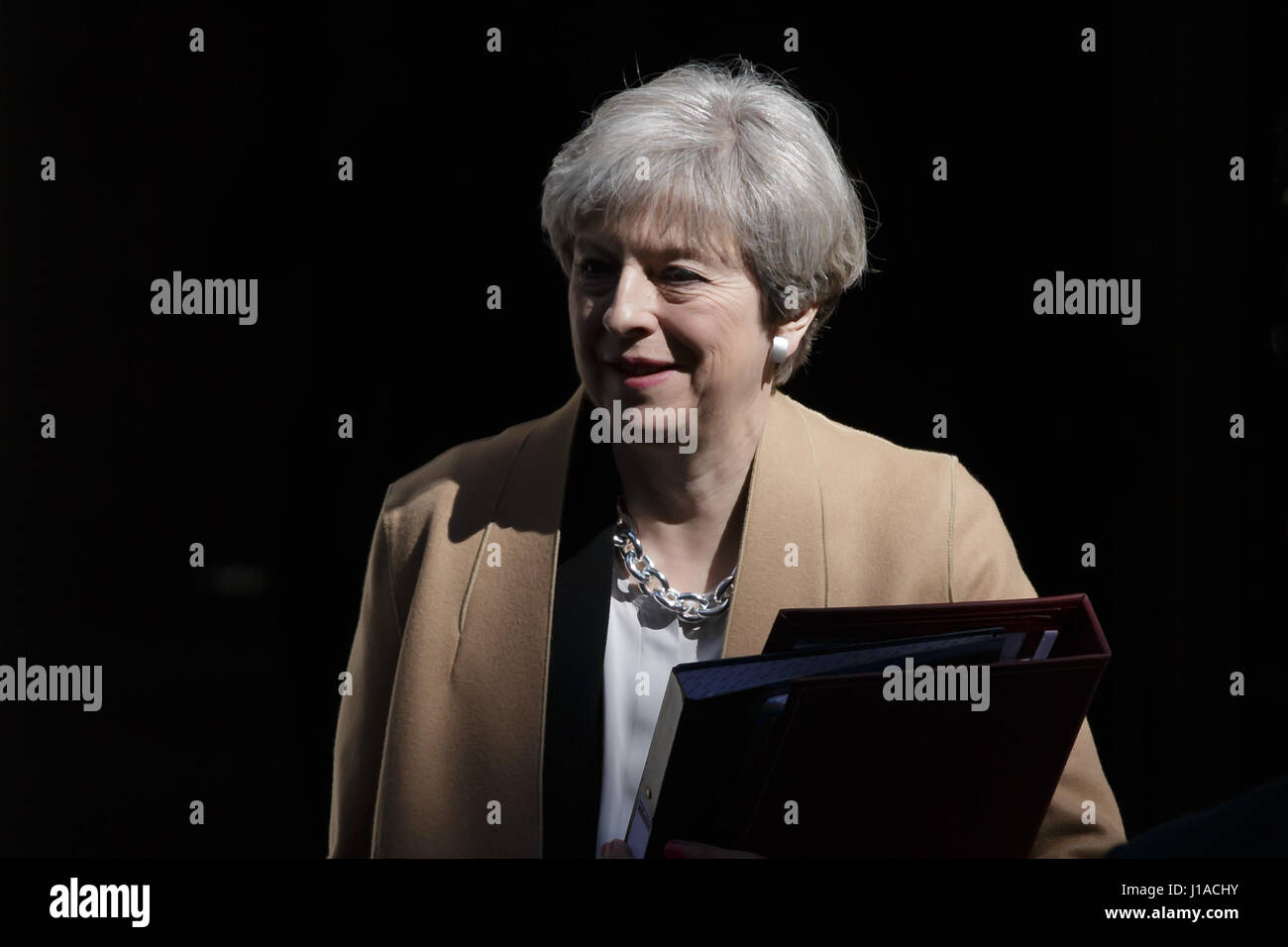 Londra, Regno Unito. Xix Apr, 2017. Il Primo Ministro inglese Theresa Maggio lascia 10 di Downing Street per il primo ministro di domande a Londra, in Gran Bretagna il 19 aprile 2017. Credito: Tim Irlanda/Xinhua/Alamy Live News Foto Stock