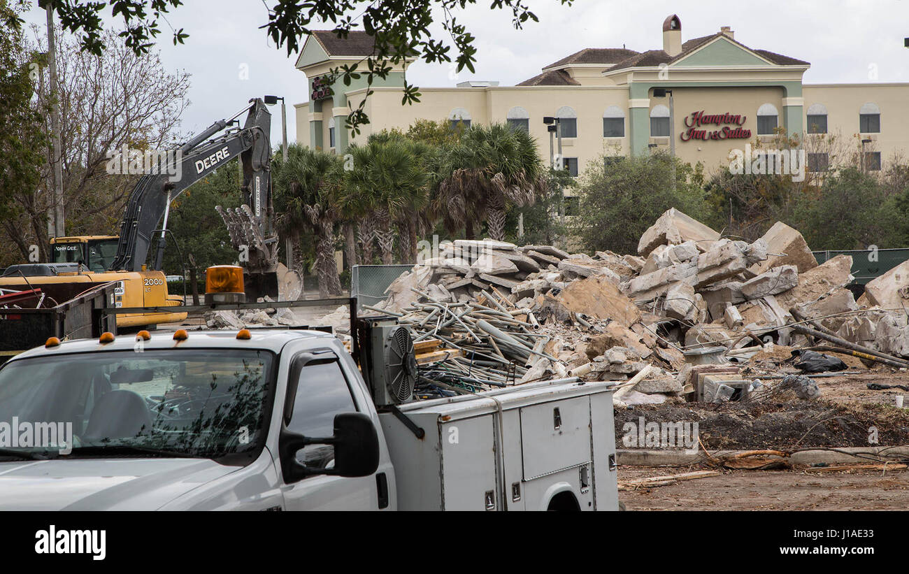 Wellington, Florida, Stati Uniti d'America. Xix Apr, 2017. La ex Buca di Beppo ristorante a Wellington viene demolito con piani approvati per un elegante steakhouse al suo posto nei pressi del centro commerciale a Wellington Green. Ristorante Kaluz prevede di aprire nel mese di ottobre e si servono della nuova cucina americana. Il ristorante ha una posizione sul viale commerciale sull'acqua a Fort Lauderdale. Credito: Allen Eyestone/Palm Beach post/ZUMA filo/Alamy Live News Foto Stock