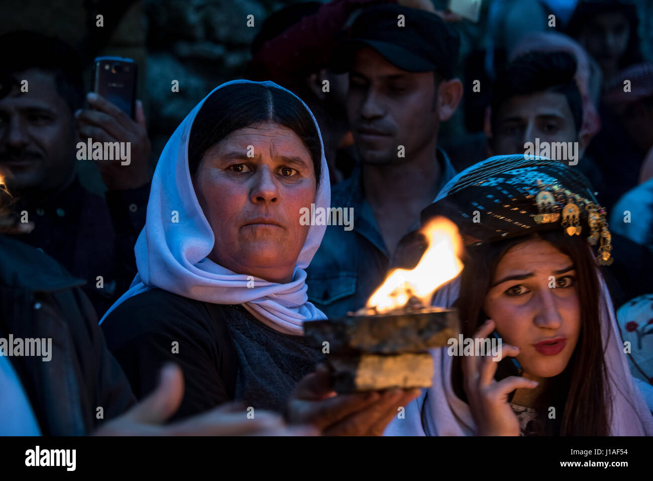 Minoranza perseguitata gruppo yazidis celebrare Sere Sal, o Yazidi Nuovo Anno con lampade a olio e ululation in Lalish, Kurdistan iracheno. 18 Aprile 2017 Foto Stock