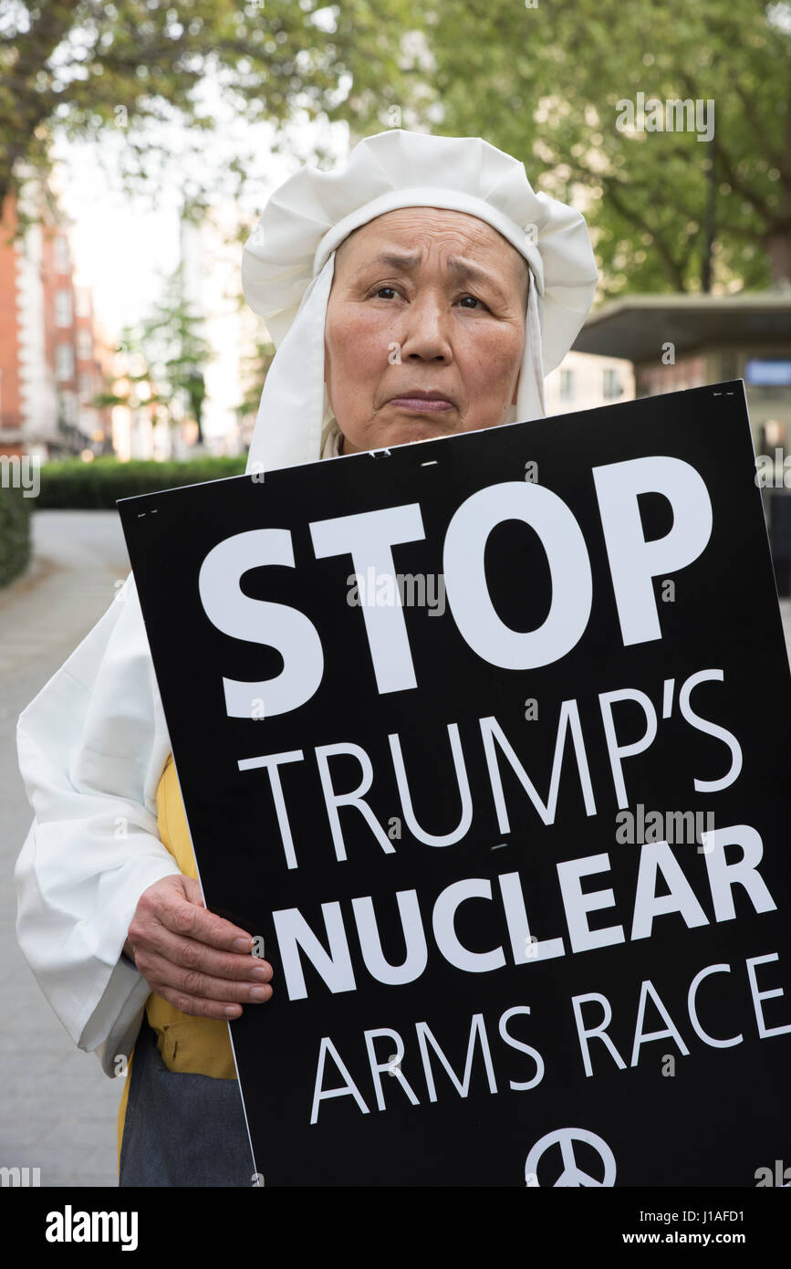 Londra, Regno Unito. Xix Apr, 2017. Protestando contro Trump il 19 di aprile, 2017 di fronte all'Ambasciata Americana, Grosvenor Square, Londra Credito: Anja Riedmann/Alamy Live News Foto Stock