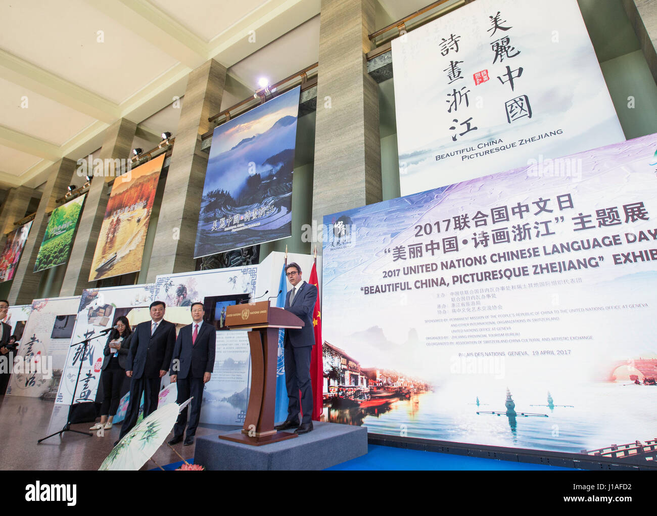 Ginevra, Svizzera. Xix Apr, 2017. Francesco Pisano (1R), Direttore della Biblioteca delle Nazioni Unite a Ginevra, risolve la cerimonia di inaugurazione della mostra "Bella Cina, pittoresco Zhejiang' a Ginevra, in Svizzera, il 19 aprile 2017. La mostra si è svolta qui il mercoledì come parte delle attività di marcatura del 2017 delle Nazioni Unite in lingua cinese il giorno. Credito: Xu Jinquan/Xinhua/Alamy Live News Foto Stock