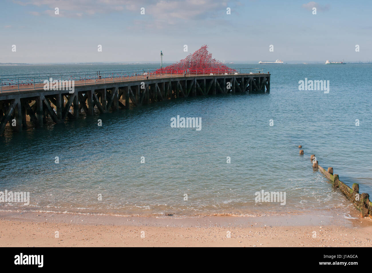 Shoeburyness, Southend-on-Sea, Essex, Regno Unito. Xix Apr, 2017. Barge Pier, artiglieri Park è ospite di papaveri: Wave, un ampio arco di migliaia di fatti a mano di colore rosso brillante ceramica teste di papavero da artista Paul Cummins e designer Tom Piper. Credito: Ben rettore/Alamy Live News Foto Stock