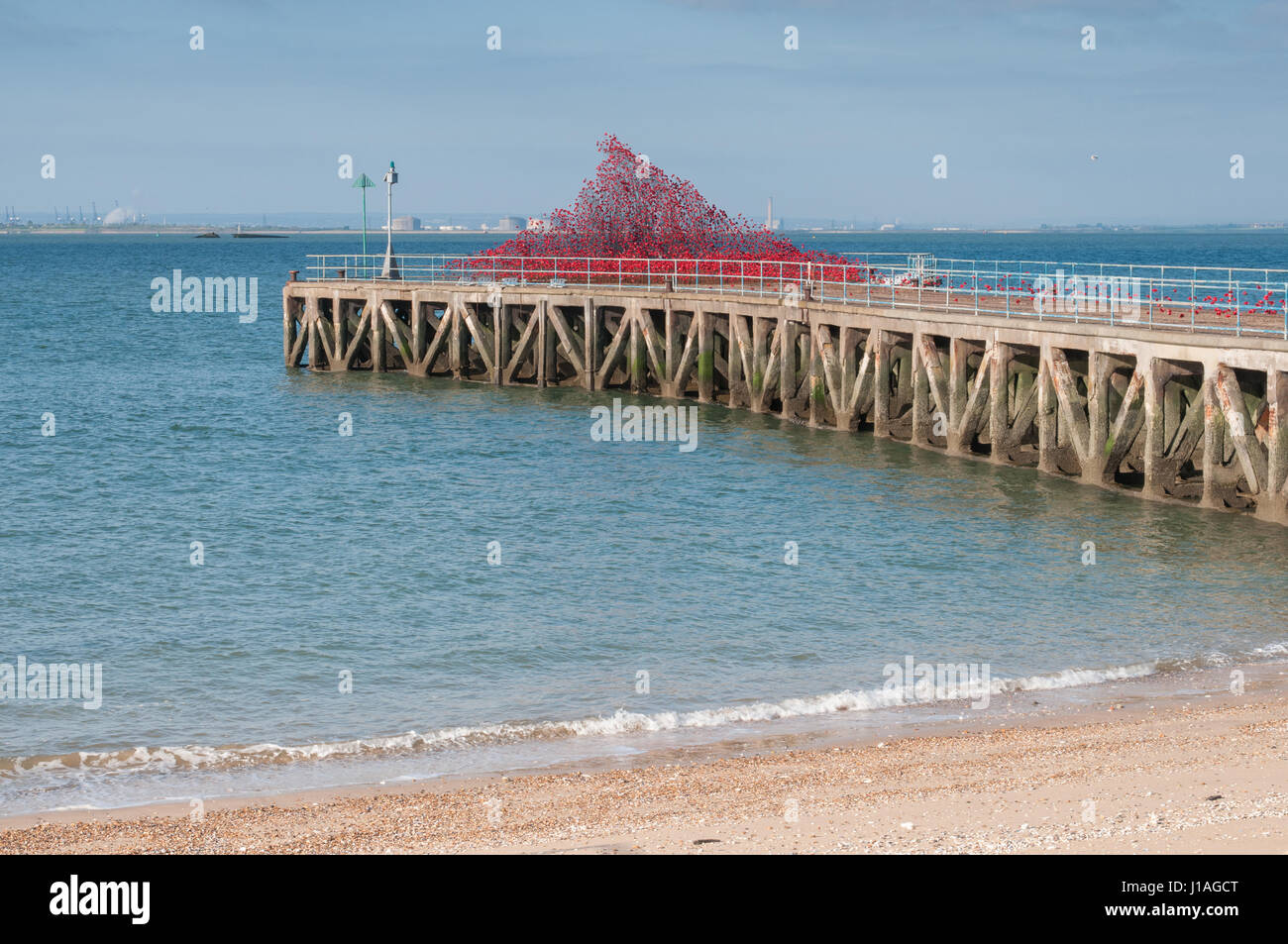 Shoeburyness, Southend-on-Sea, Essex, Regno Unito. Xix Apr, 2017. Barge Pier, artiglieri Park è ospite di papaveri: Wave, un ampio arco di migliaia di fatti a mano di colore rosso brillante ceramica teste di papavero da artista Paul Cummins e designer Tom Piper. Credito: Ben rettore/Alamy Live News Foto Stock