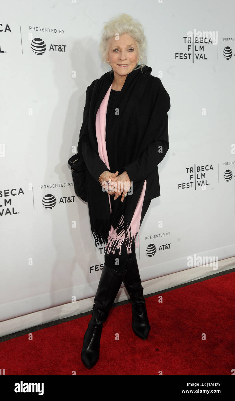 New York, NY, STATI UNITI D'AMERICA. Xix Apr, 2017. Judy Collins assiste "Clive Davis: la colonna sonora della nostra vita" 2017 di Gala di apertura del Tribeca Film Festival al Radio City Music Hall di Aprile 19, 2017 in New York City. Credito: John Palmer/media/punzone Alamy Live News Foto Stock