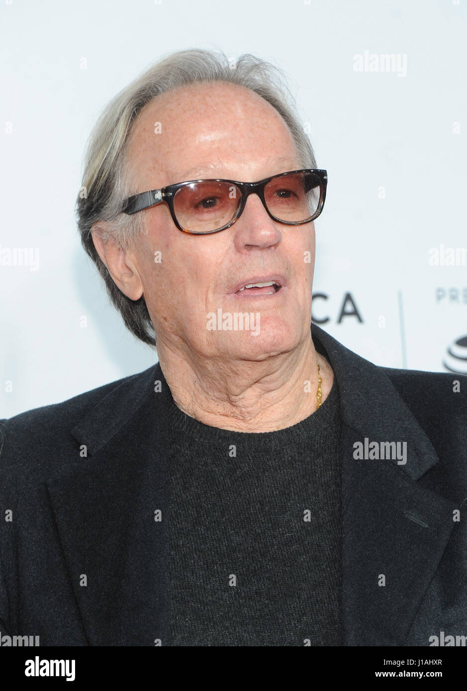 New York, NY, STATI UNITI D'AMERICA. Xix Apr, 2017. Peter Fonda assiste "Clive Davis: la colonna sonora della nostra vita" 2017 di Gala di apertura del Tribeca Film Festival al Radio City Music Hall di Aprile 19, 2017 in New York City. Foto di John Palmer/MediaPunch/Alamy Live News Foto Stock
