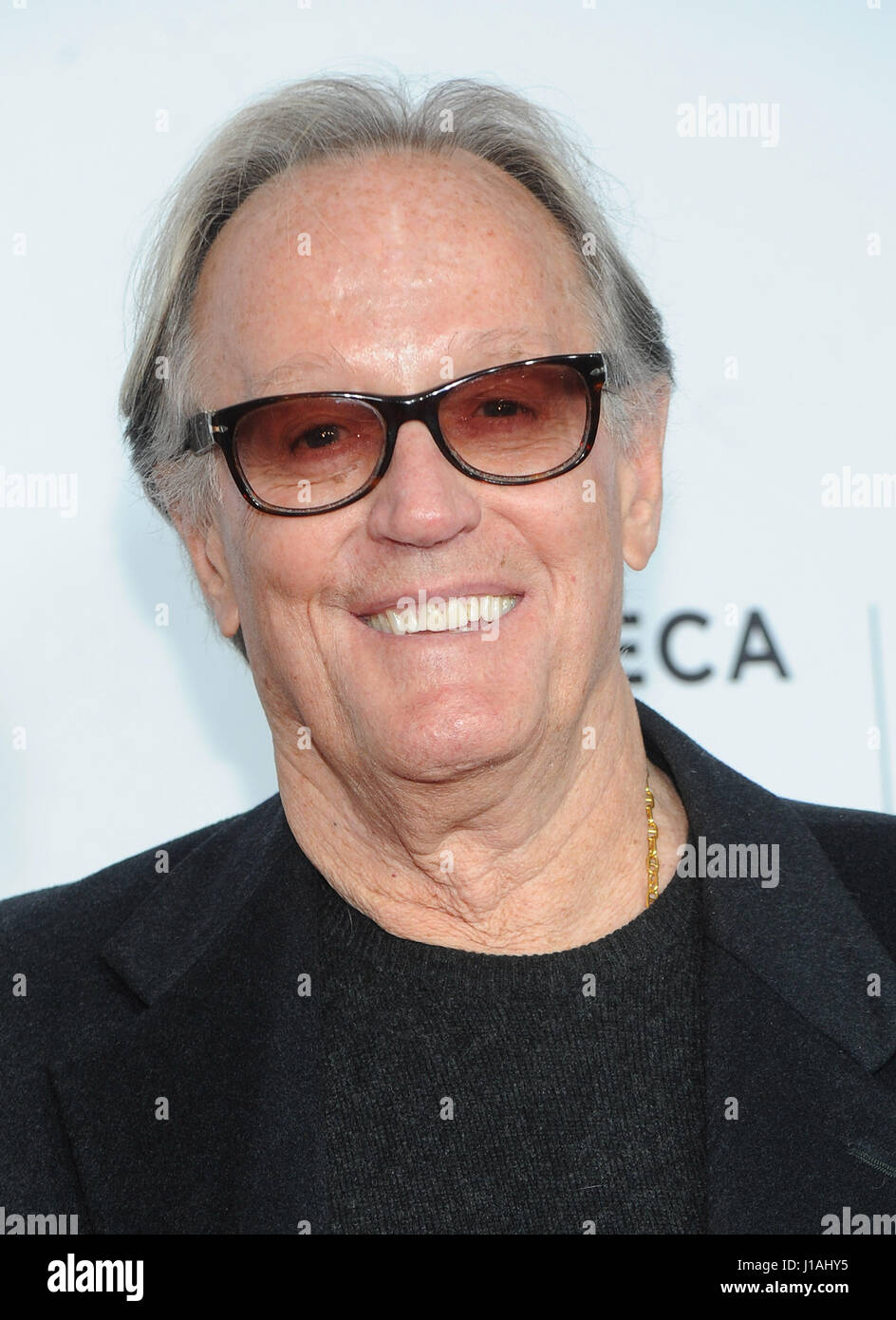 New York, NY, STATI UNITI D'AMERICA. Xix Apr, 2017. Peter Fonda assiste "Clive Davis: la colonna sonora della nostra vita" 2017 di Gala di apertura del Tribeca Film Festival al Radio City Music Hall di Aprile 19, 2017 in New York City. Foto di John Palmer/MediaPunch/Alamy Live News Foto Stock