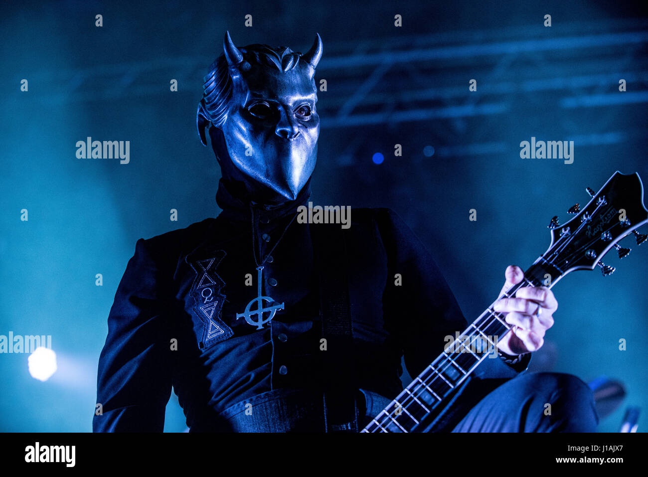 Milano, 19 aprile 2017 Ghost band eseguire in Alcatraz. Ghost è una svedese heavy metal band che è stata formata a Linköping nel 2008.[1] Nel 2010, hanno rilasciato un 3-via demo seguita da un 7' vinil intitolato "Elizabeth", e più tardi il loro debutto full-lenght Opus eponimo. Il Grammis-nominato album è stato ampiamente lodato e aumentato la loro popolarità in modo significativo. Il loro secondo album e major Infestissumam di debutto è stato rilasciato in 2013, ha debuttato al numero uno in Svezia e ha conquistato il Grammis Award per il miglior Hard Rock/Album di metallo. Credito: Cronos/Alamy Live News Foto Stock