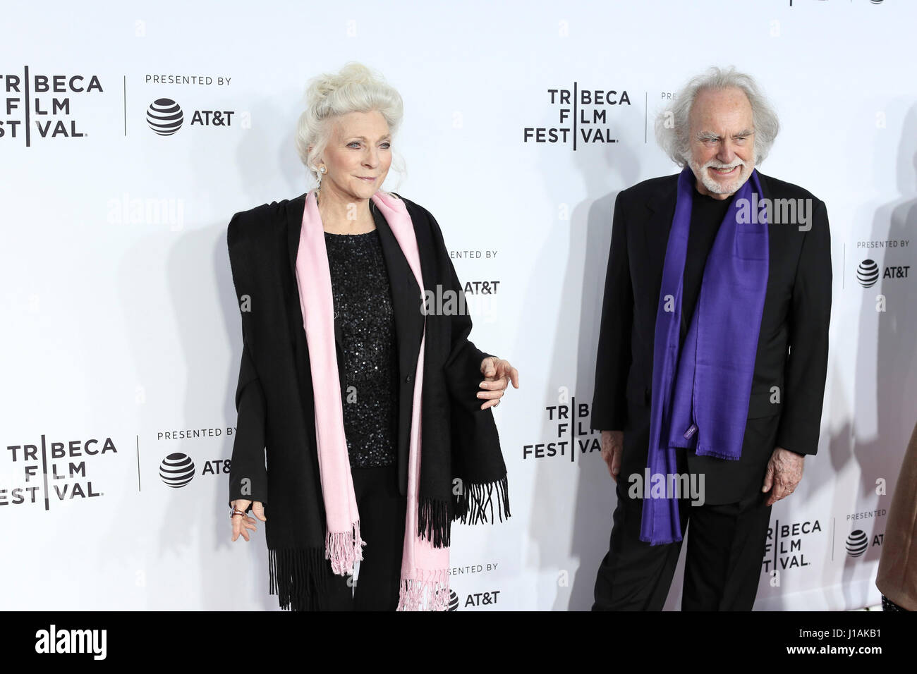 New York, Stati Uniti d'America. 19 Aprile, 2017. Judy Collins arriva al Tribeca Film Festival apertura notturna, Clive Davis: la colonna sonora della nostra vita credito: la foto di accesso/Alamy Live News Foto Stock