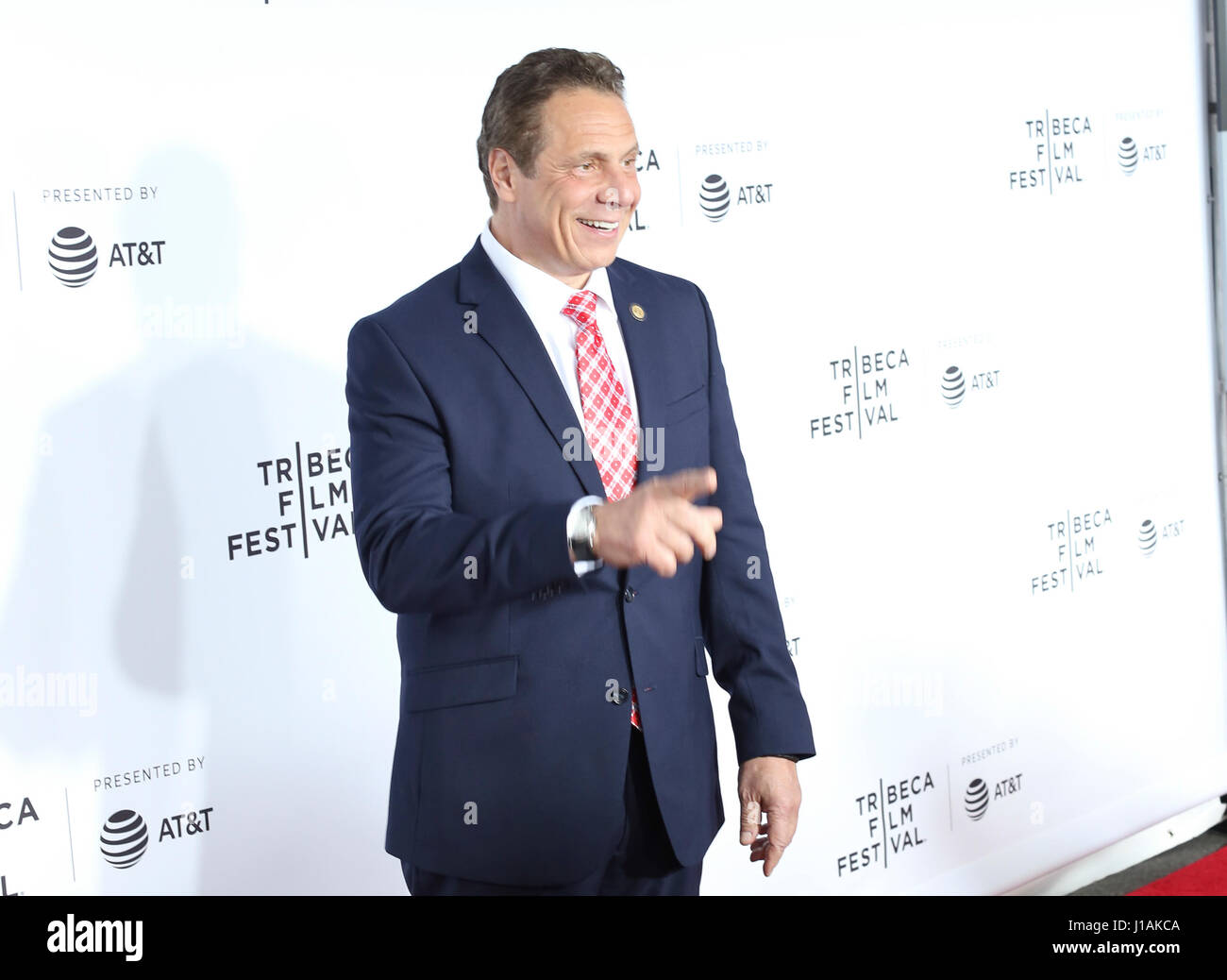 New York, Stati Uniti d'America. 19 Aprile, 2017. Governatore di New York, Andrew Cuomo arriva a 2017 Tribeca Film Festival apertura notturna, Clive Davis: la colonna sonora della nostra vita credito: la foto di accesso/Alamy Live News Foto Stock