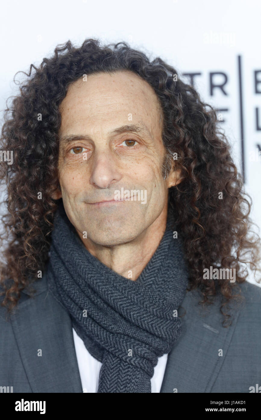 New York, Stati Uniti d'America. 19 Aprile, 2017. Kenny G. arriva al Tribeca Film Festival apertura notturna, Clive Davis: la colonna sonora della nostra vita credito: la foto di accesso/Alamy Live News Foto Stock