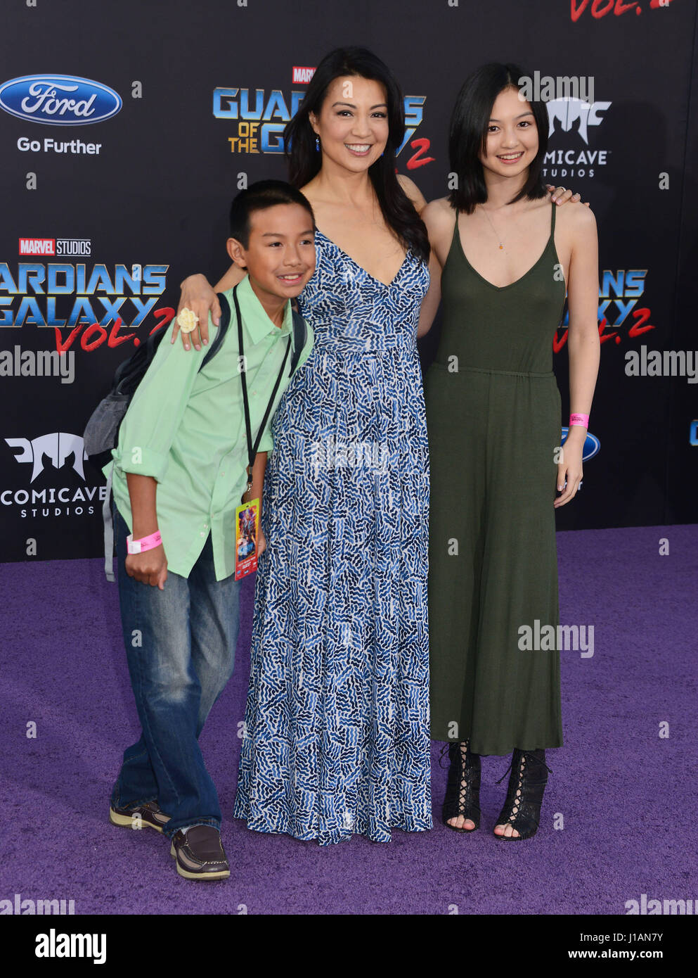 Los Angeles, Stati Uniti d'America. Xviii Apr, 2017. Ming Na Wen con il figlio e la figlia 041 presso i guardiani della galassia Vol. 2 premiere al Dolby Theatre di Los Angeles. Aprile 19, 2017. Credito: Tsuni/USA/Alamy Live News Foto Stock