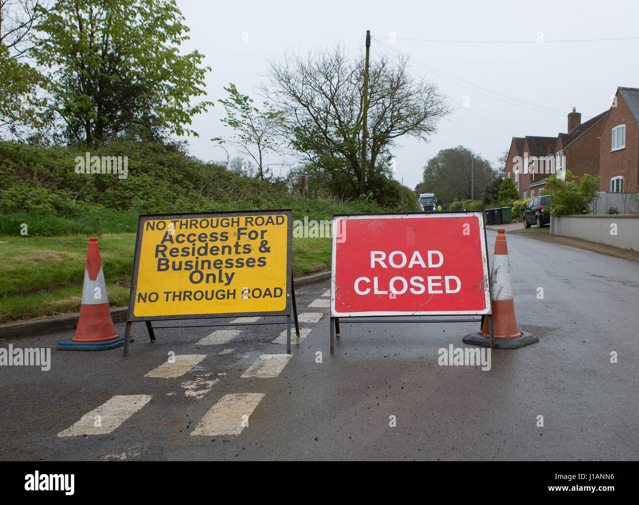 Royal Wootten Bassett, Regno Unito. Xx Apr, 2017. Le interruzioni per i residenti di Tockenham nel Wiltshire come la strada è chiusa a causa del multi-fase di lavori di costruzione compreso rifacimento della strada principale through​ villaggio Credito: urbanbuzz/Alamy Live News Foto Stock