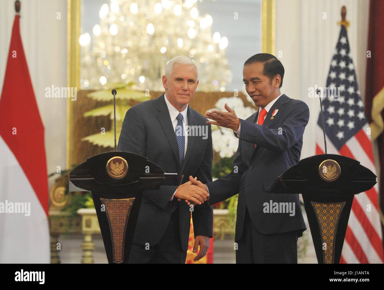 Jakarta, Indonesia. Xx Apr, 2017. Il Presidente indonesiano Joko Widodo (R) scuote le mani con U.S. Vice Presidente Mike Pence dopo una conferenza stampa congiunta al Merdeka Palace a Jakarta, Indonesia, 20 aprile 2017. Credito: Zulkarnain/Xinhua/Alamy Live News Foto Stock