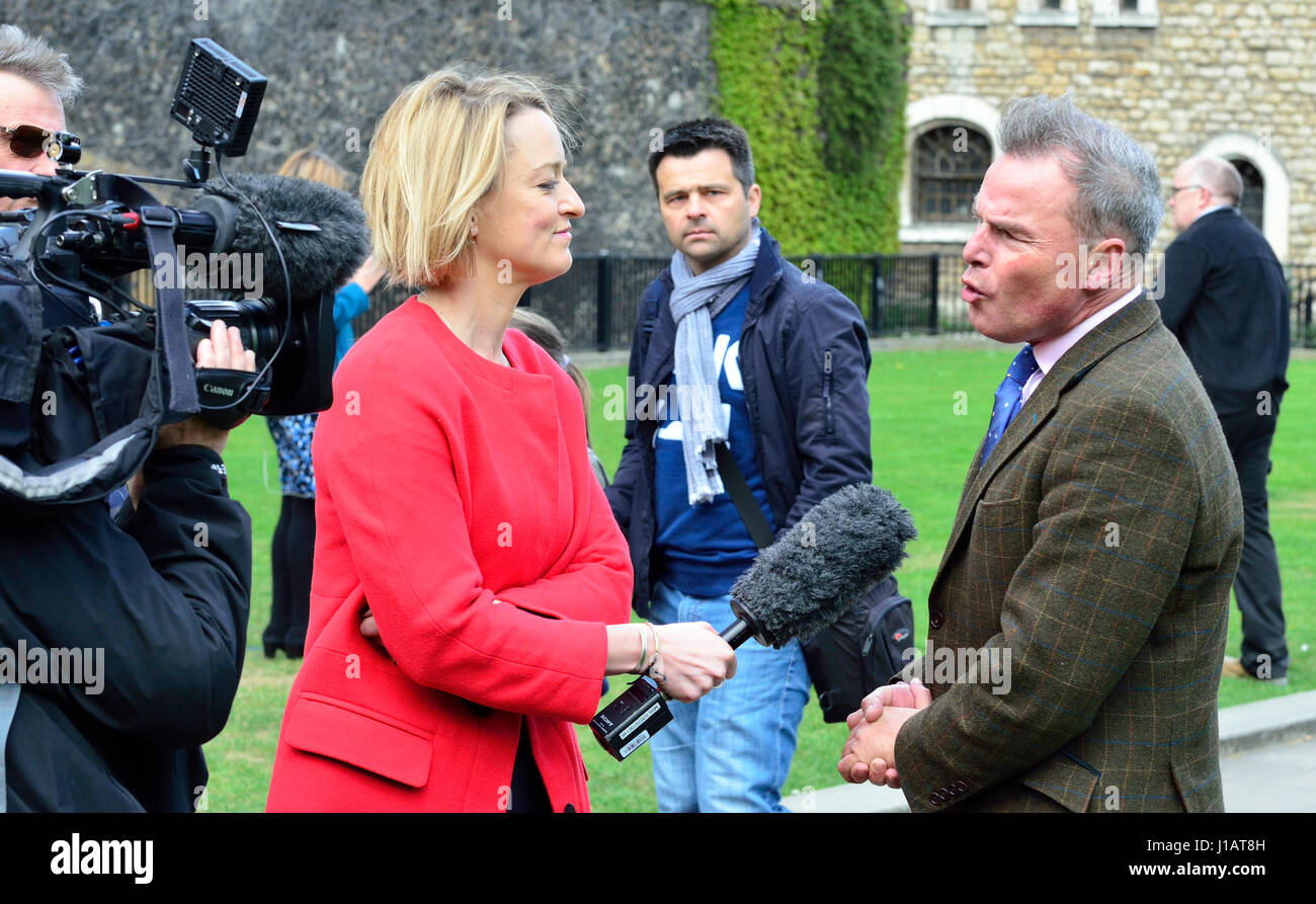 Peter Whittle (UKIP vice leader) essendo intervistato da BBC di Laura Kuenssberg su College Green, Westminster 18 aprile 2017 poco dopo una generale e Foto Stock