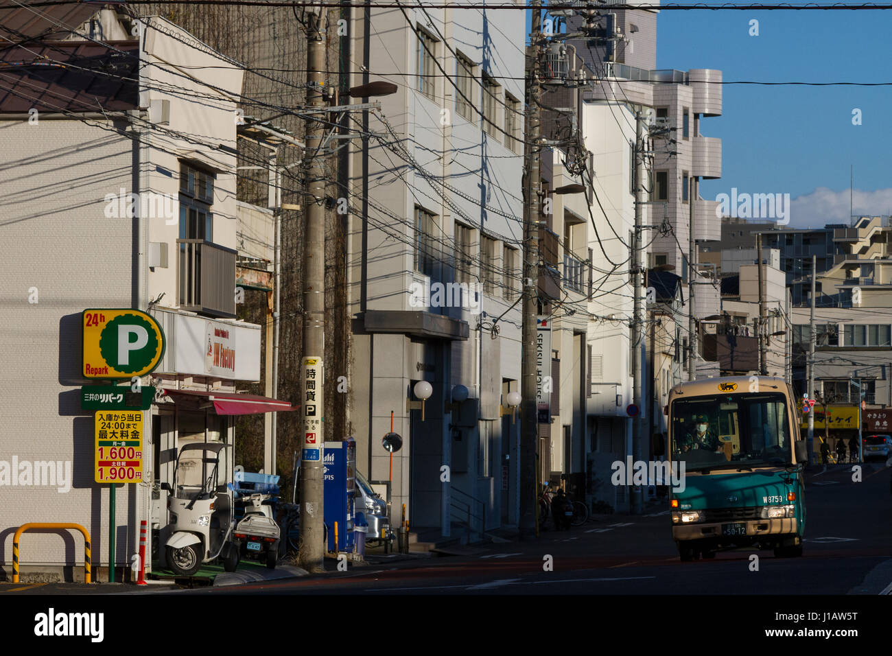 Un furgone di consegna Yamato in una strada Oshiage, Tokyo, Giappone. Foto Stock