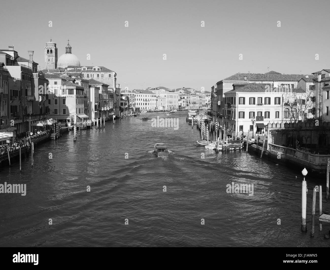 Canal Grande di Venezia con barca e cielo blu chiaro Foto Stock